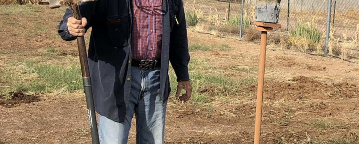 arm Manager Bill Robinson gives a tour of the Crazy Chili Farm at Church of the Transfiguration in Mesa, Arizona. Photo: Lynette Wilson/Episcopal News Service