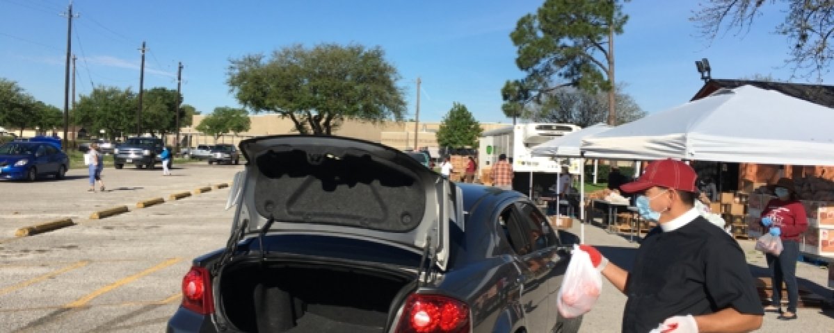 The Rev. Pedro López, vicar of Iglesia Episcopal San Pedro in Pasadena, Texas, helps distribute food during its food drive.