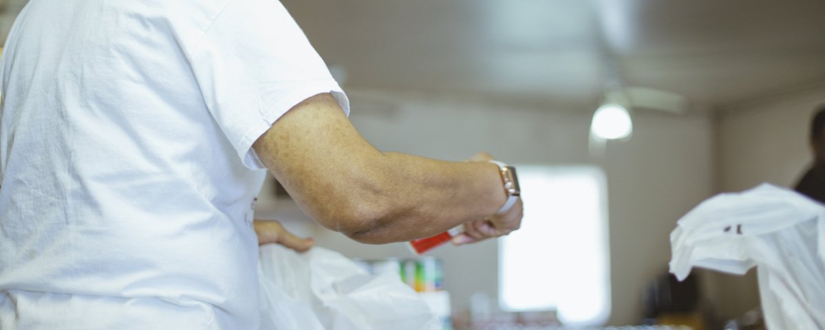 Volunteer sorting through food